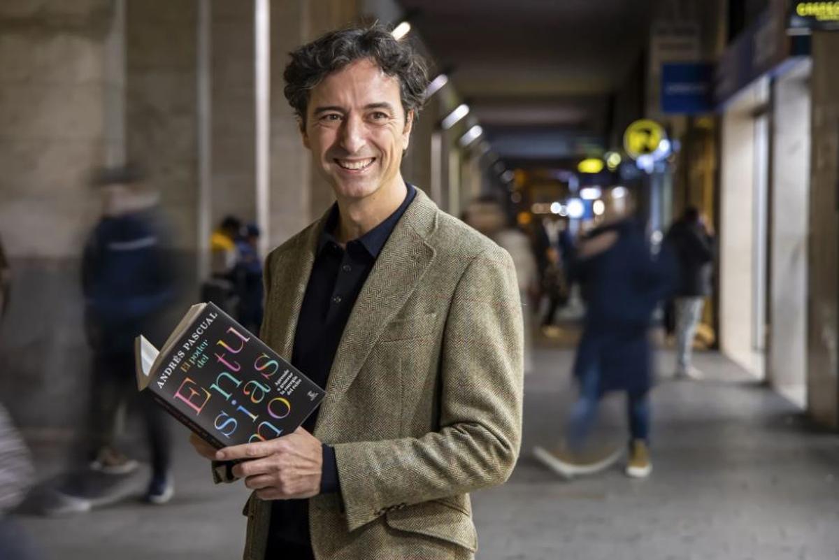 Andrés Pascual, amb el seu darrer llibre.