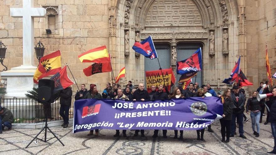 Un instante de la protesta, en la Plaza de España, junto a la Cruz