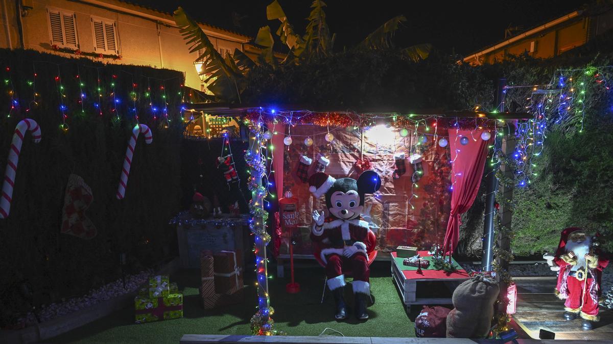 Barcelona. 14.12.2022. On Barcelona. Minnie Santa Claus da la bienvenida a esta casa de Badalona con una espectacular decoración navideña . Fotografía de Jordi Cotrina