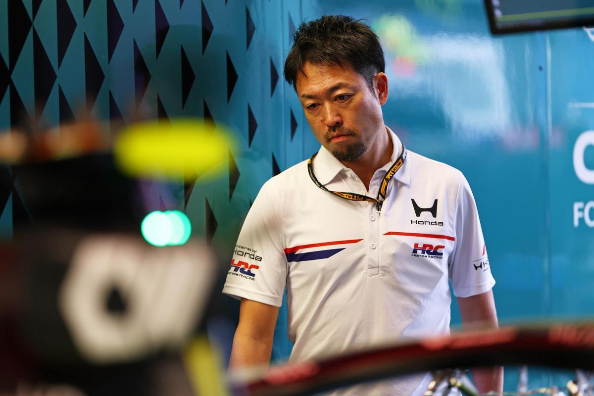 Orihara, en el box de Aston Martin antes de los entrenamientos en Albert Park