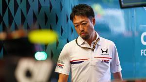 Orihara, en el box de Aston Martin antes de los entrenamientos en Albert Park