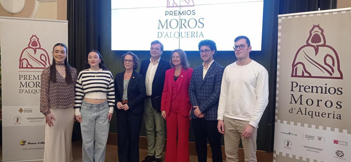 Carrrasco, Font y Selma junto a los cuatro premiados con las becas Moros d'Alqueria, este martes.