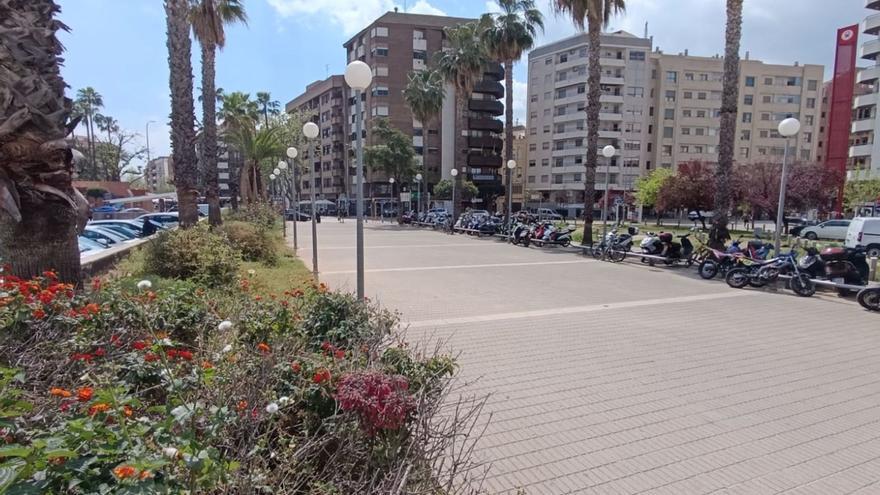 La explanada ubicada ante la puerta de la estación de Renfe en Gandia, donde se aprecia vegetación seca en el espacio verde. | T. Á. C.