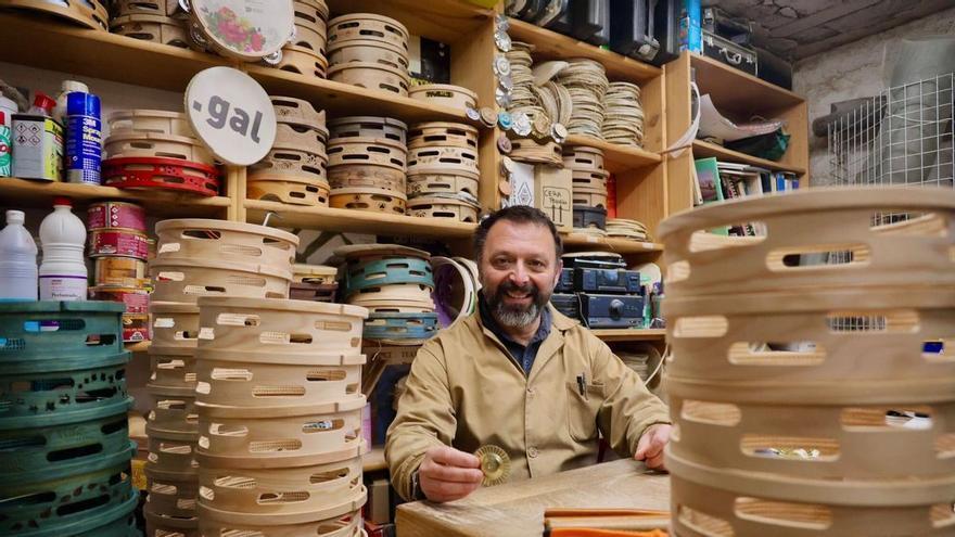 O artesán que revolucionou a percusión en Santiago: "Antes era máis doado conseguir droga que unha pandeireta"