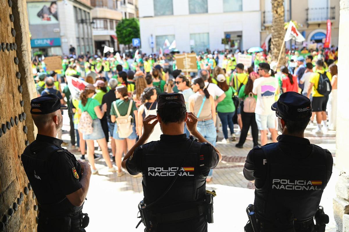 La protesta de docentes en la Plaça de Baix, mientras se celebraba el pleno.