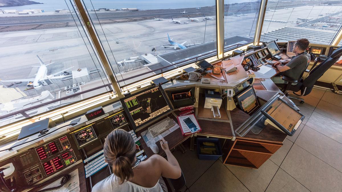 Estas son las funciones y el sueldo de un controlador aéreo.