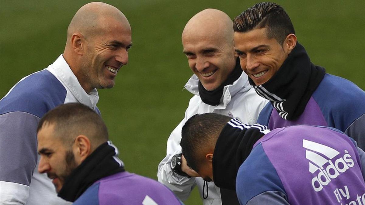 Zidane, sonriente durante el entrenamiento de este martes
