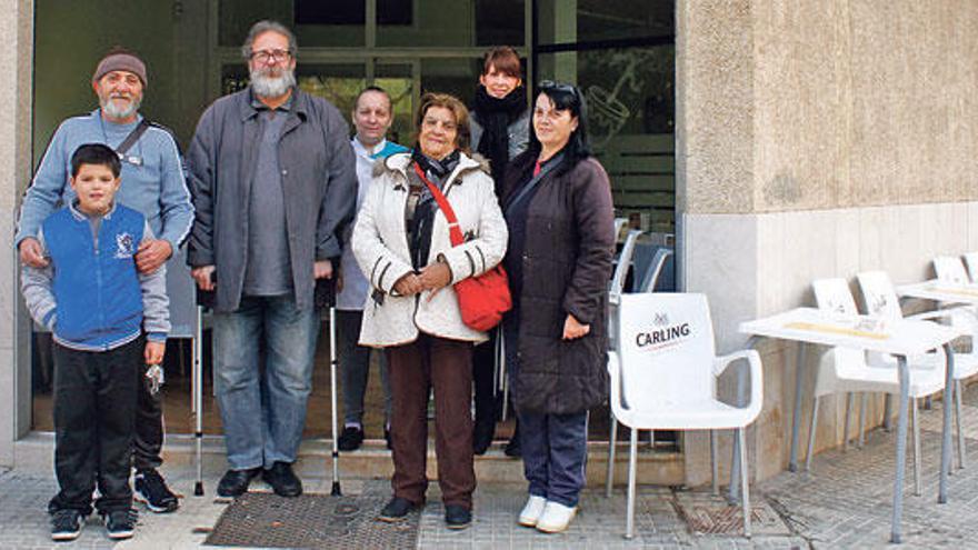 Miguel Coll (tercero por la izquierda) y varias personas a las que ha ayudado su asociación.