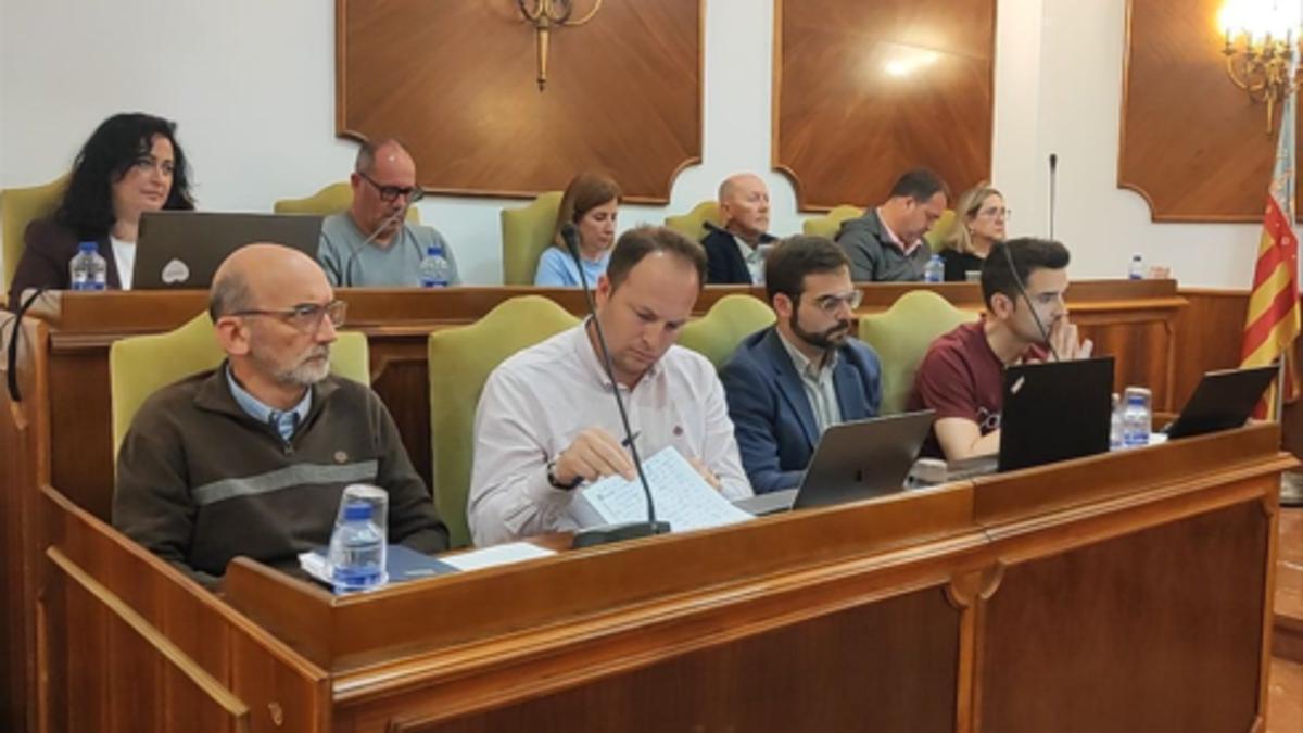 Los concejales de los dos grupos políticos que forman el gobierno municipal de Oliva