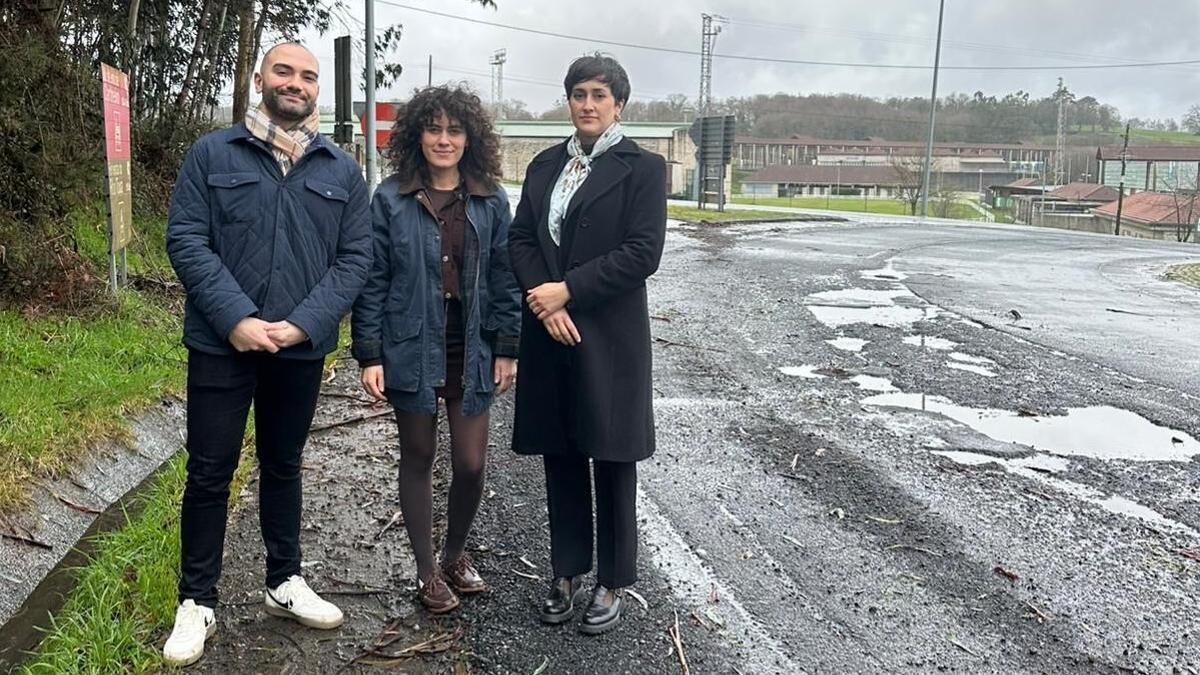 Xerardo Díaz, Erea Rey y Ariadna Fernández en un tramo de la PO-205 a su paso por Silleda.