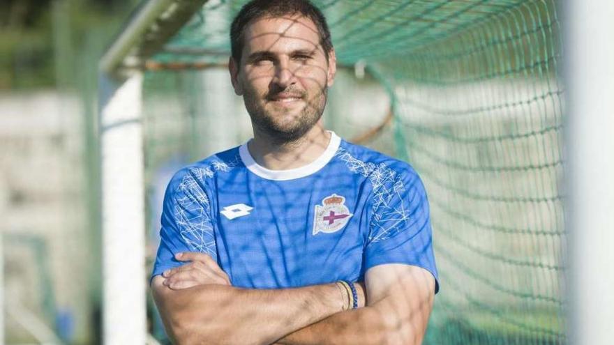 Manu Sánchez posa junto a una portería tras un entrenamiento del Deportivo femenino.