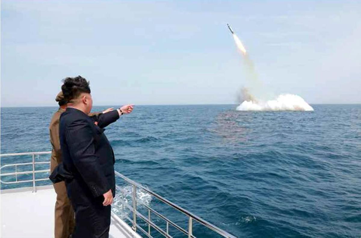 El líder nord-coreà, Kim Jong-un, assisteix al llançament del míssil submarí.