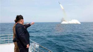 El líder nord-coreà, Kim Jong-un, assisteix al llançament del míssil submarí.