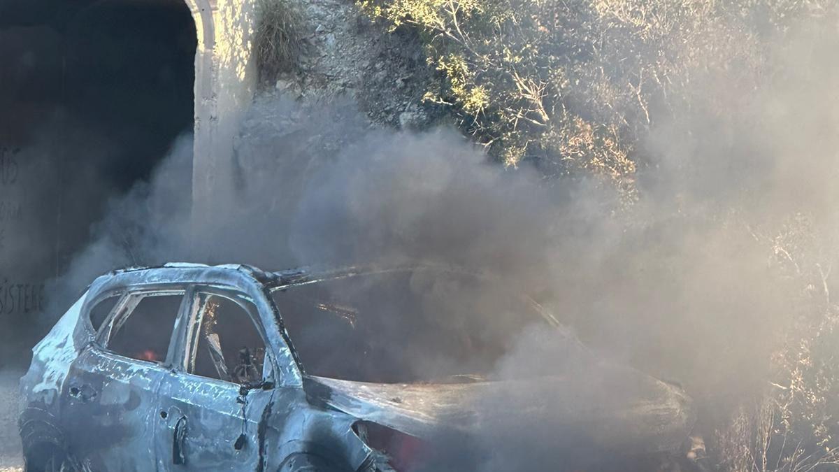 imagen del coche usado por los asesino, cuando aún estaba en llamas, minutos después de la ejecución del piloto en la Vila.