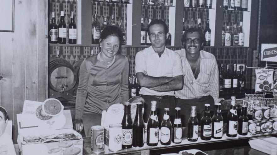 Toni, en el centro con unos clientes en los años 70. | D.I.