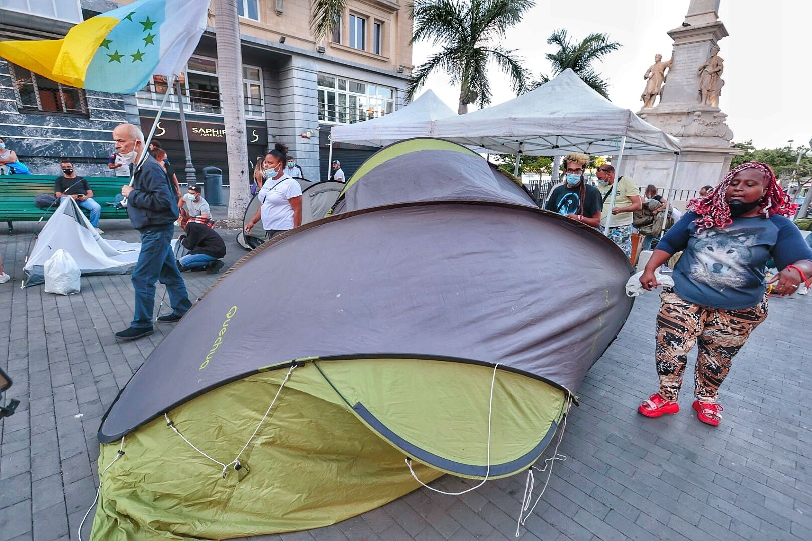 Traslado de la acampada de la plataforma antidesahucios en Santa Cruz