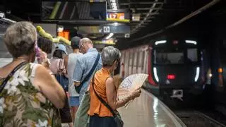 "Aquí estás media hora y te da algo": la cuarta ola de calor pone a prueba a los pasajeros del metro de Barcelona