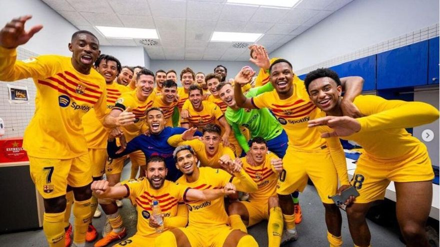 Aficionados del Espanyol invaden el campo para evitar la celebración del Barça en Cornellá
