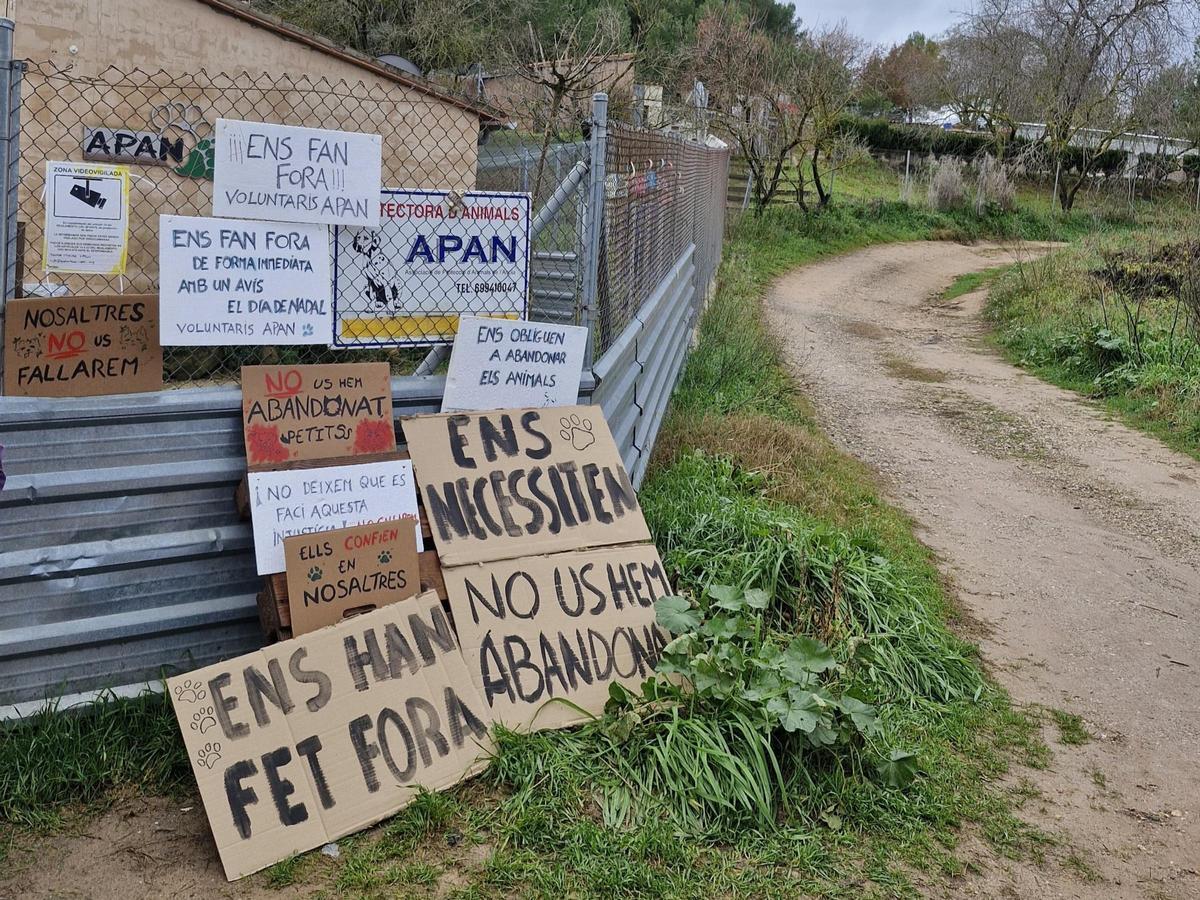 Pancartes del voluntariat davant del refugi d’Òdena durant la protesta