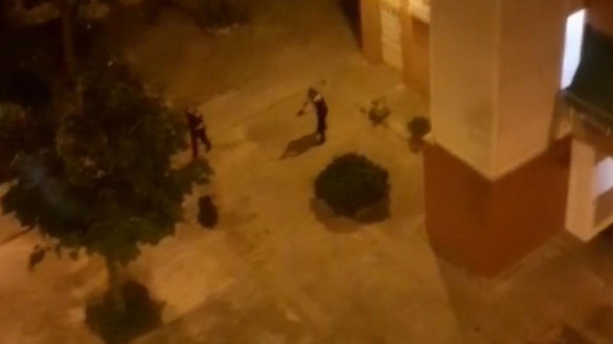 La policía reduce a un hombre que blandía un cuchillo en una calle de Sant Vicenç dels Horts