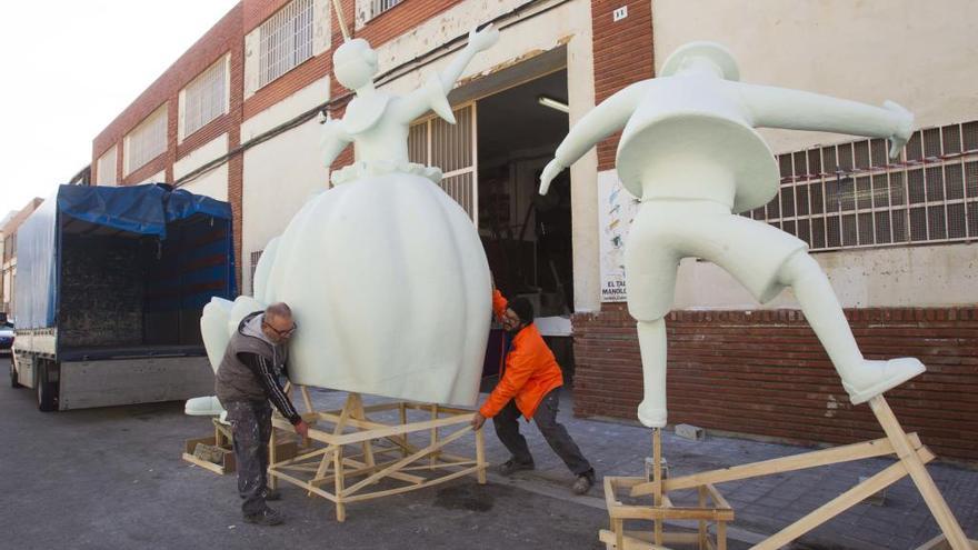 Ninots secándose fuera de una nave en la Ciudad del Artista Fallero.