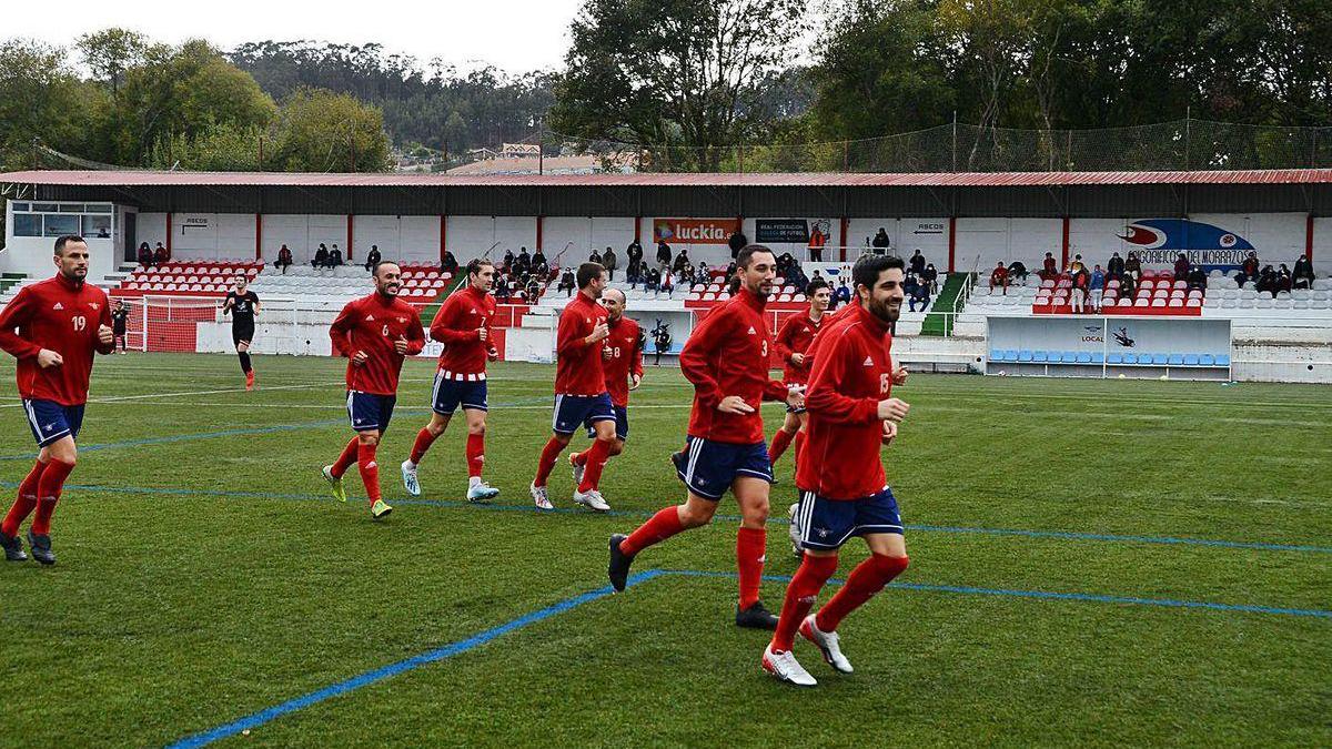 Jugadores del Alondras en los instantes previos a su partido ante el Arzúa.