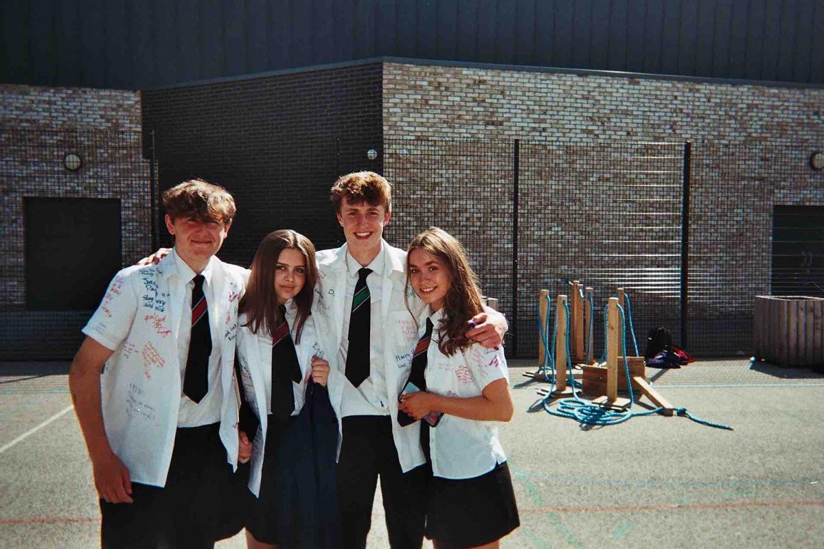 Harrison Hanley posa con varios compañeros de clase en una fotografía tomada durante su etapa escolar.