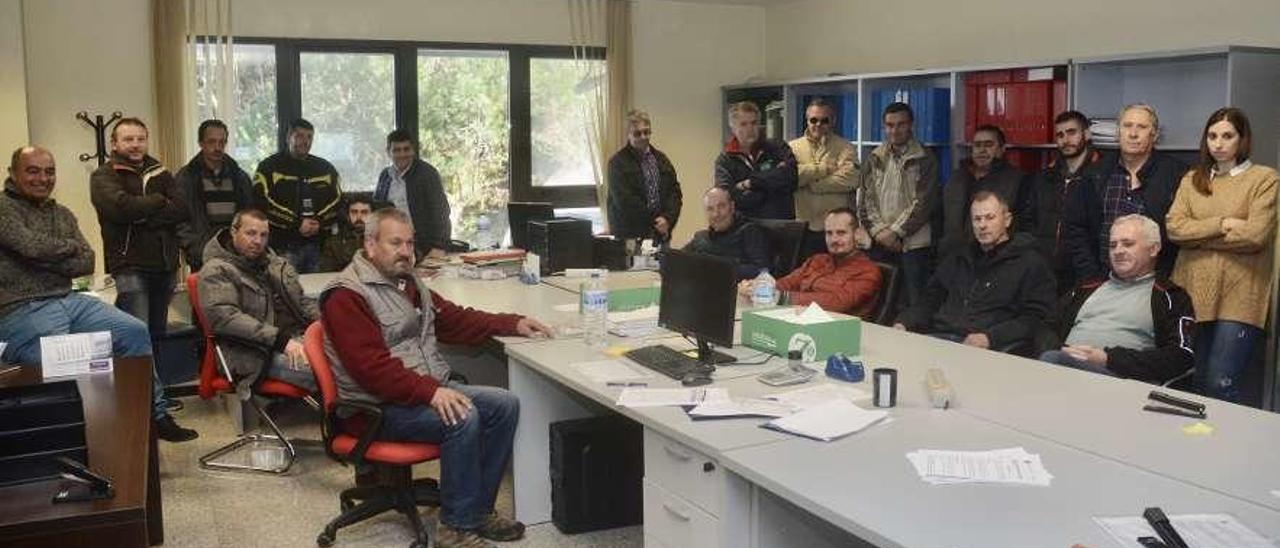 Los obreros entraron ayer por primera vez en las oficinas para presionar a la propiedad. // Rafa Vázquez