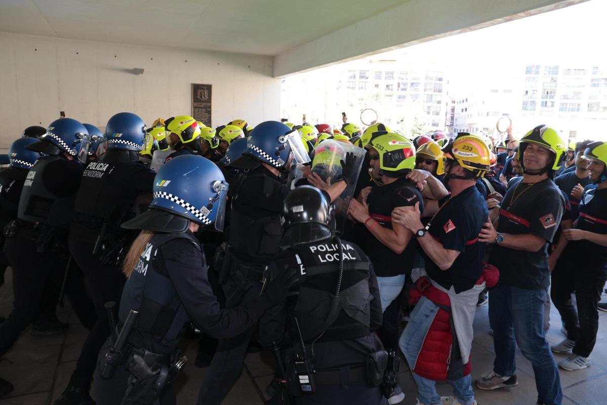 "Da la cara, Toni Pérez". Más de 200 bomberos del Consorcio Provincial de Alicante protestan en Benidorm