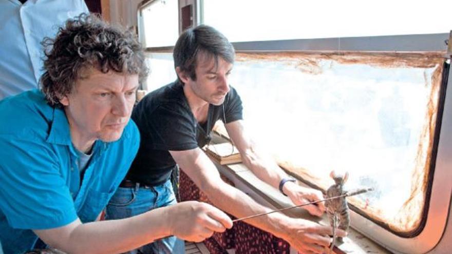 Gondry, a la izquierda, trabajando en &#039;La espuma de los días&#039;.