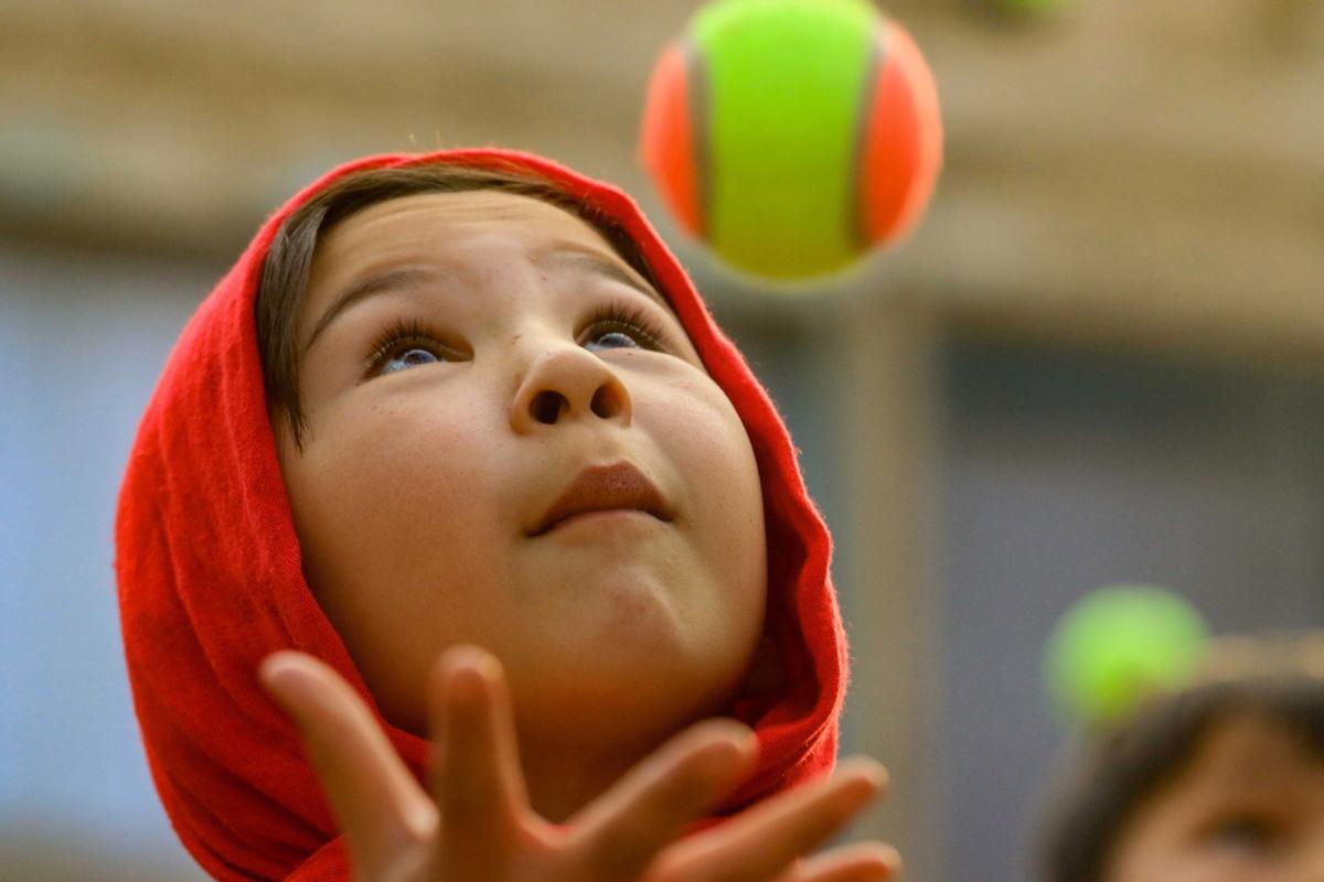 Unas hermanas afganas enseñan el arte del circo a niños en Kabul