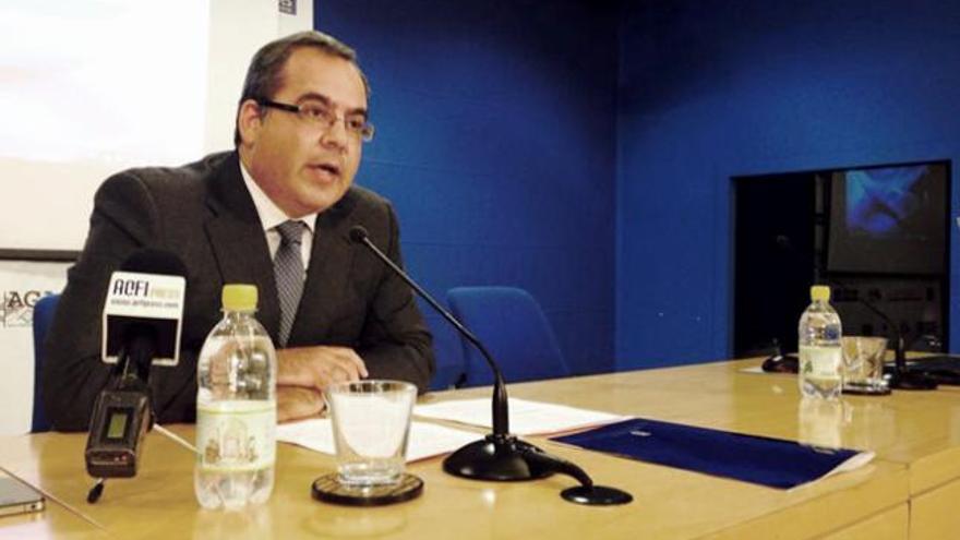 El vicepresidente del Cabildo grancanario, Juan Dominguez, durante su ponencia en el Club La Provincia.