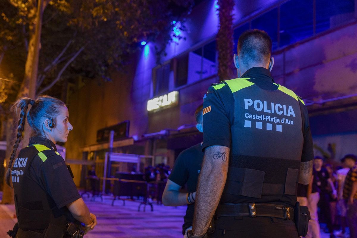 Una patrulla de la Policia Local de Platja d'Aro a la zona d'oci nocturn del municipi.