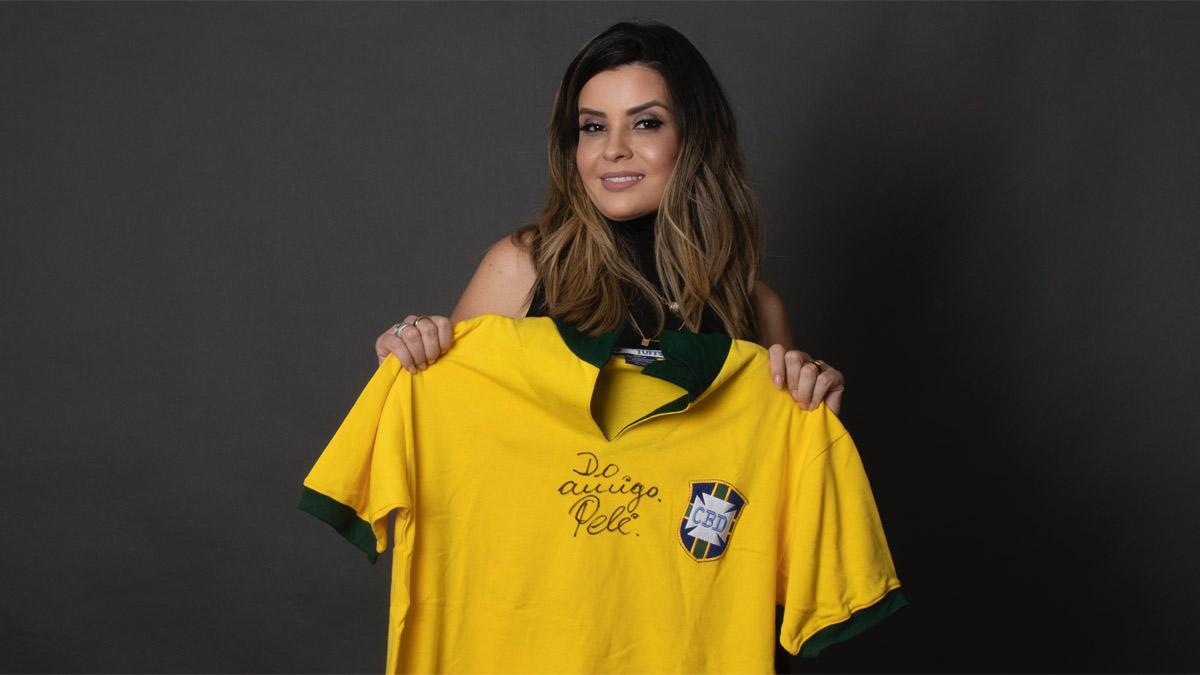Marisa Alija con una camiseta firmada por 'O Rei' Pelé