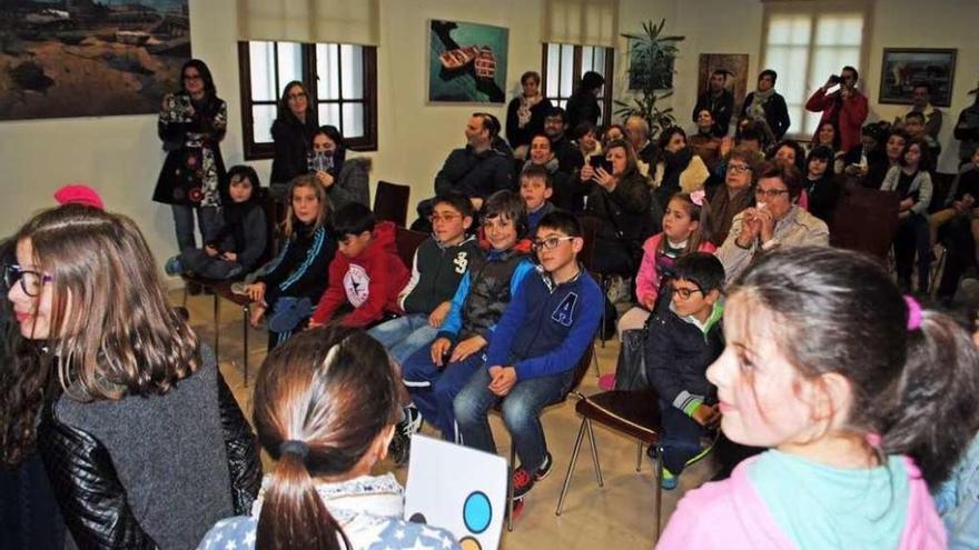 Asistentes a la presentación del libro de los alumnos del colegio Valle Inclán. // Muñiz