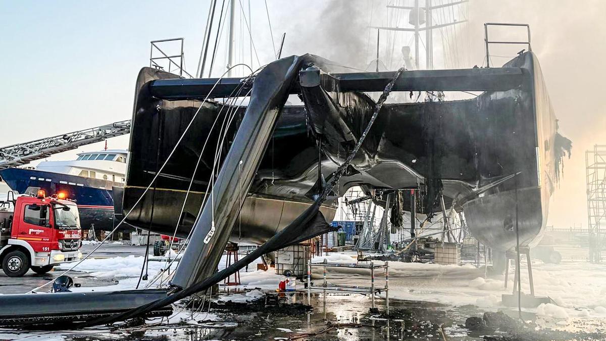 Todavía sale humo del catamarán incendiado