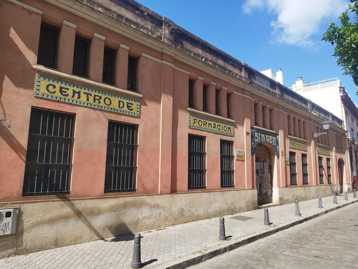 Fachada del edificio Singer ubicado en la calle Lumbreras de Sevilla.