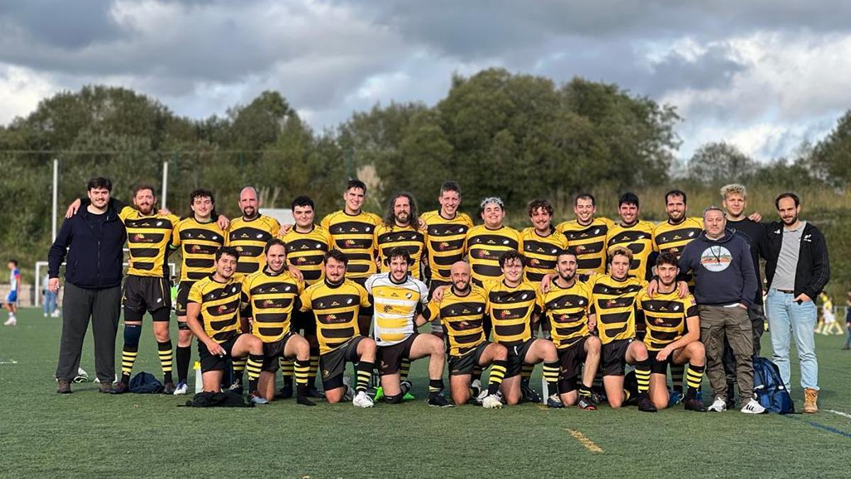 La Plantilla del Santiago Rugby Club tras su primera victoria de la temporada