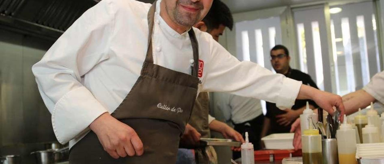 Javier Olleros posa en la cocina de su restaurante de O Grove. // Miguel Muñiz Domínguez