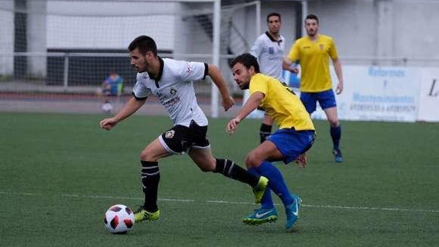 Jandrín controla el balón ante Quintana de L´Entregu.