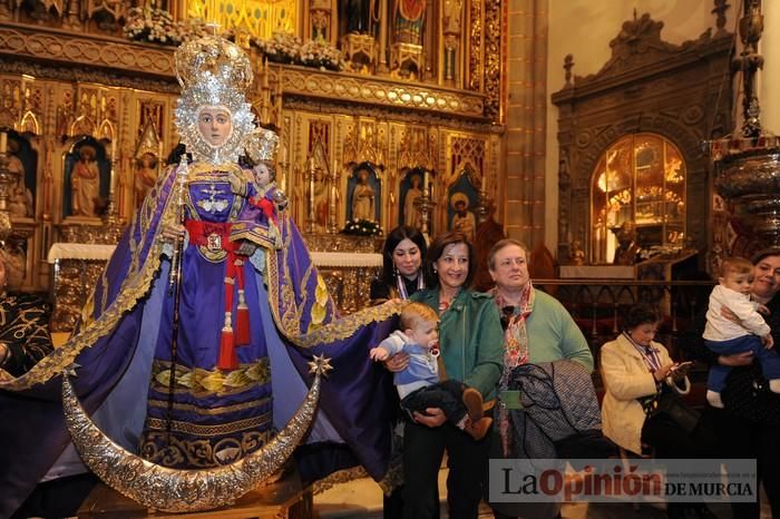 Los niños pasan por el manto de la Fuensanta