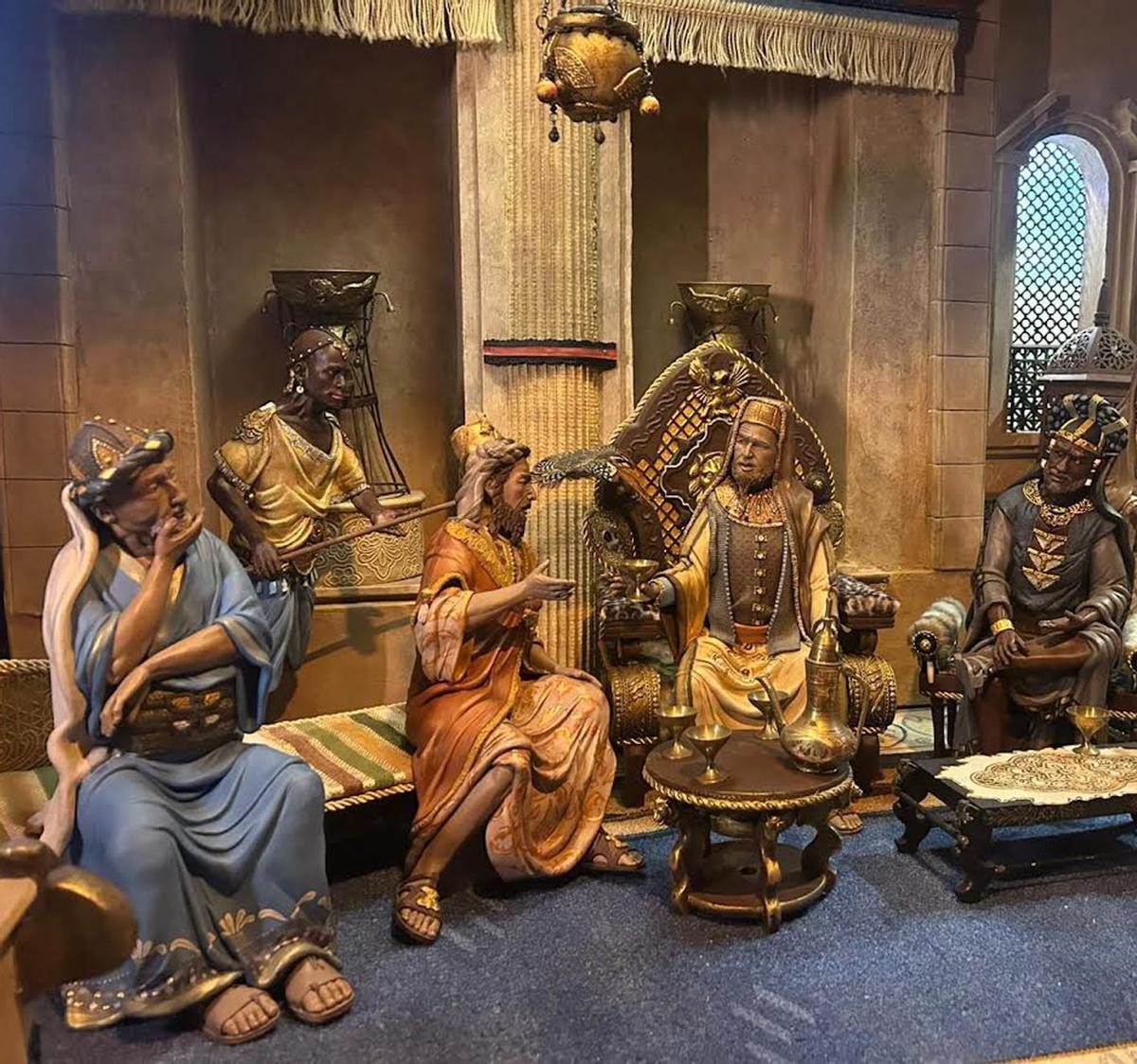 1. Visita de los Reyes a Herodes. 2. En la guerra también hay esperanza. 3.  Visitante en el museo haciendo una foto a una obra. 4. Descanso de la Sagrada Familia en la Huida a Egipto.  | FOTOS DEL MUSEO INTERNACIONAL DE ARTE BELENISTA DE MOLLINA.