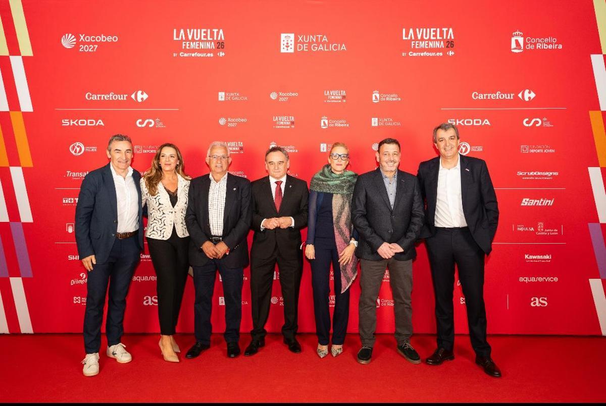 Por la izquierda, Fernando Escartín (director de la Vuelta femenina), Cristina Álvarez (directora de la Vuelta a Asturias), Roberto Álvarez (alcalde de Riosa), Juan Cañal (alcalde de Nava), Lara Martínez (viceconsejera de Turismo del Principado), Julio García (alcalde de Laviana) y Javier Guillén (director de Unipublic).