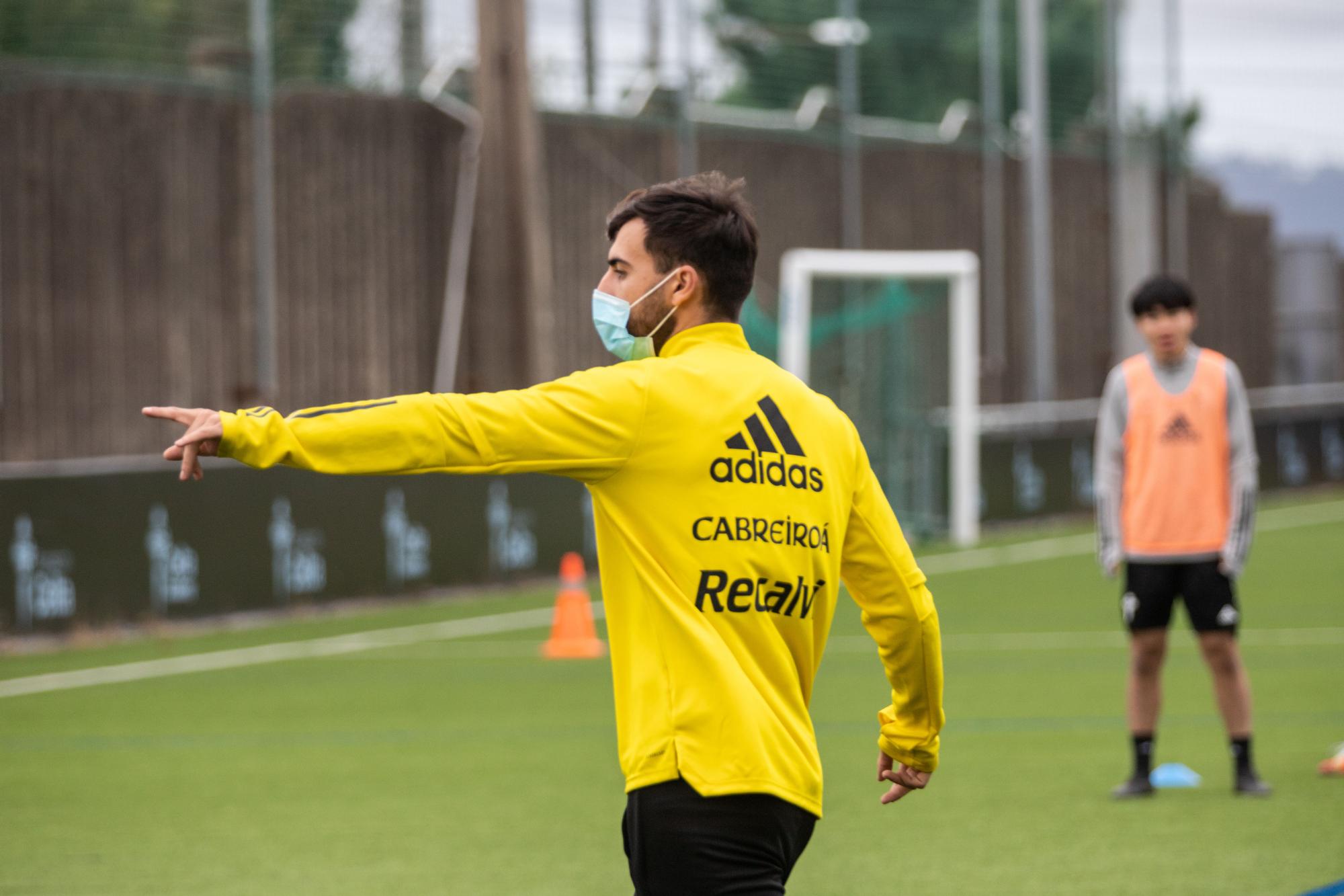 Claudio Giráldez, entrenador del Celta juvenil, durante un entrenamiento.