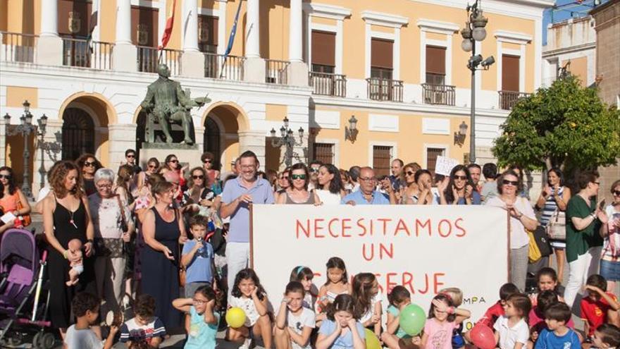 Las ampas de los colegios públicos se concentran para exigir conserjes