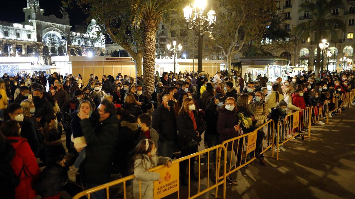 Aglomeraciones en la plaza del Ayuntamiento de València para ver a los Reyes Magos