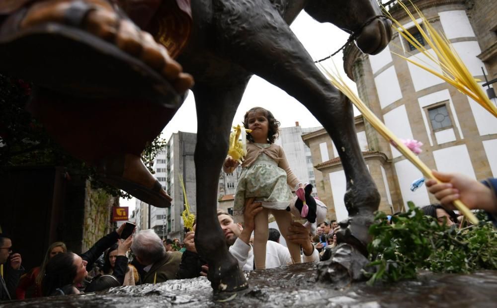 Multitudinaria procesión de "La Burrita" en Pontevedra. // G. Santos