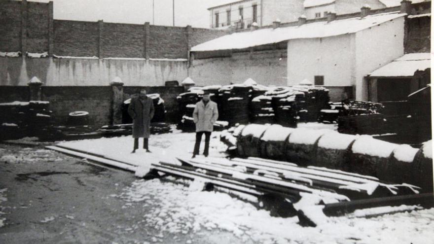 Dos trabajadores de la fábrica en el patio nevado. Es febrero del 54, la famosa nevada de Málaga.