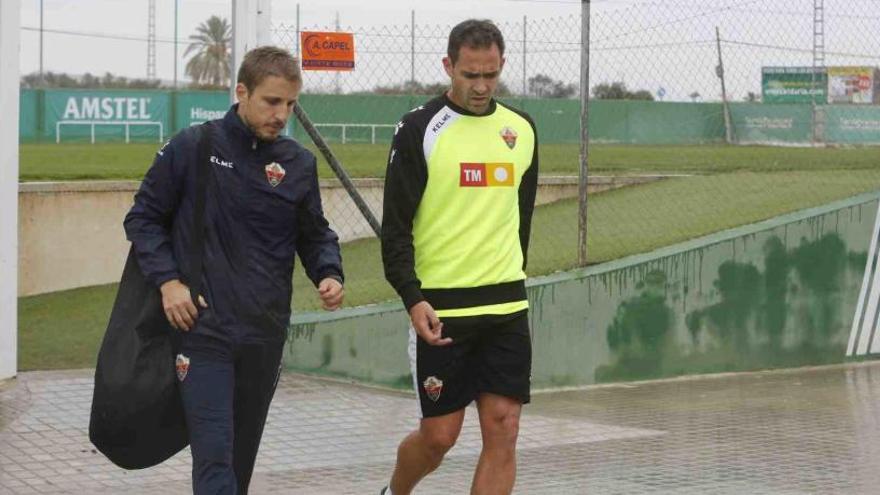 Lolo, esta mañana, abandona el campo anexo acompañado del segundo técnico Iván Madroño