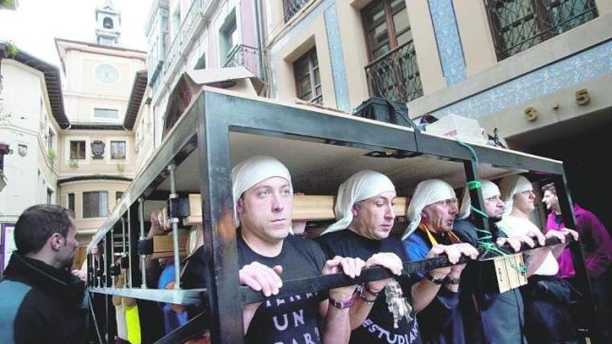 Preparando la Semana Santa con una tonelada a cuestas